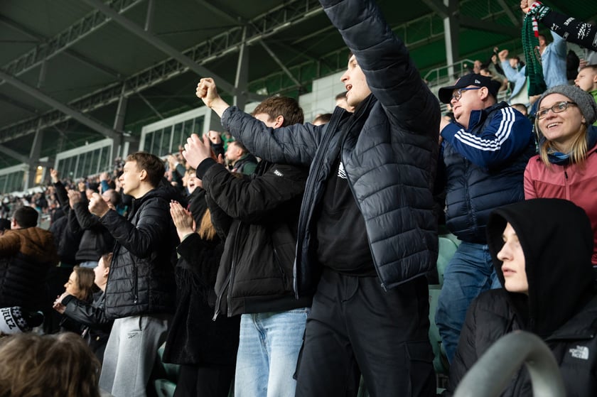 Kibice na meczu Śląska z Widzewem (2 marca 2024) na Tarczyński Arenie
